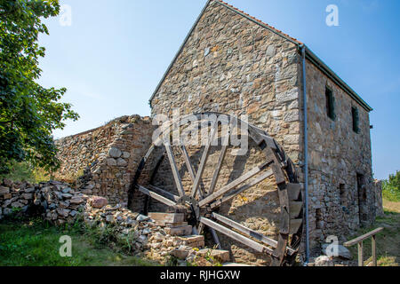 Die Mühle und Wasserrad wieder aufgebaut in Alderney. Stockfoto