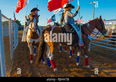 Rodeo Unterhaltung Die Lone Star Cowgirls mit Stolz und Patriotismus Stockfoto