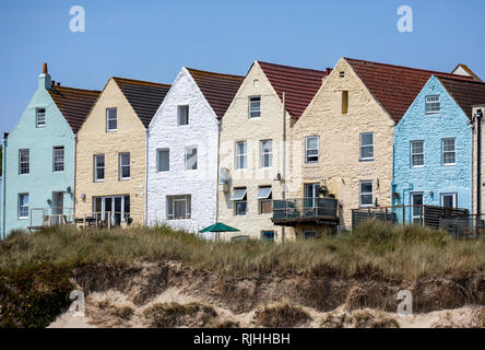 Die englische Reihe von bunten Reihenhäuser in der Nähe von Braye Hafen auf Alderney, Restaurants und Unterkünfte. Stockfoto