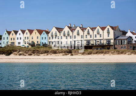 Die englische Reihe von bunten Reihenhäuser in der Nähe von Braye Hafen auf Alderney, Restaurants und Unterkünfte. Stockfoto