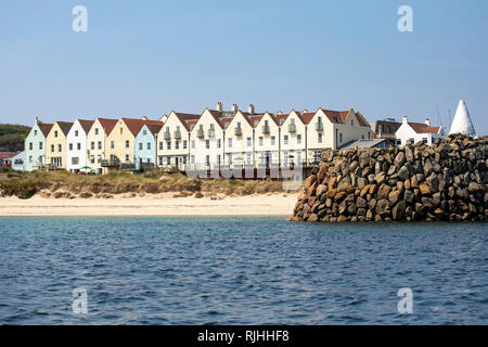 Die englische Reihe von bunten Reihenhäuser in der Nähe von Braye Hafen auf Alderney, Restaurants und Unterkünfte. Stockfoto