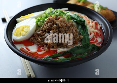 Tantanmen mit Suppe und Knödel Stockfoto