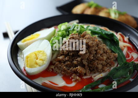 Tantanmen mit Suppe und Knödel Stockfoto