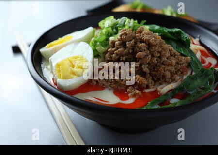 Tantanmen mit Suppe und Knödel Stockfoto