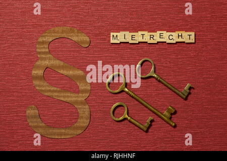 Der Absatz auf dem weinroten Farbe Hintergrund. Die auf dem Tisch. Wort im deutschen Mietrecht Stockfoto