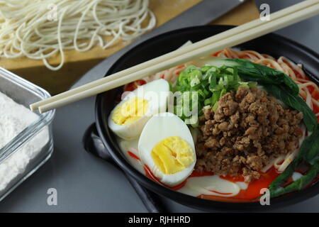Tantanmen mit Suppe und Knödel Stockfoto