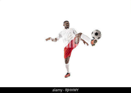 Professionelle African American Football soccer Player in motion auf weißem studio Hintergrund isoliert. Fit springen Mann in Aktion, Springen, Bewegung im Spiel. Stockfoto