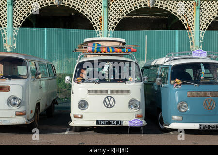 Drei Volkswagen VW Wohnmobile in einer Reihe und auf Madeira Drive in Brighton, Sussex, England geparkt. Stockfoto