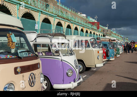 Benutzerdefinierte gestrichen und restauriert Volkswagen VW Campervans auf Madeira Drive in Brighton, Sussex, England geparkt. Stockfoto