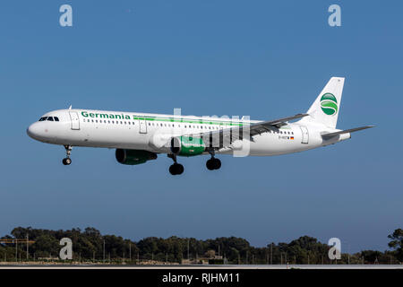 Germania Airbus A 321-211 (REG: D-ASTW) Landebahn 31, die den letzten Flug nach Mla vor dem Bankrott. Stockfoto