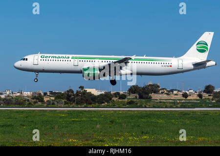 Germania Airbus A 321-211 (REG: D-ASTW) Landebahn 31, die den letzten Flug nach Mla vor dem Bankrott. Stockfoto