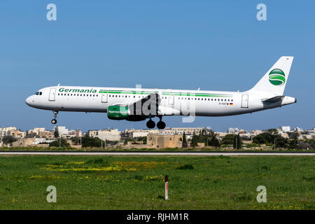 Germania Airbus A 321-211 (REG: D-ASTW) Landebahn 31, die den letzten Flug nach Mla vor dem Bankrott. Stockfoto