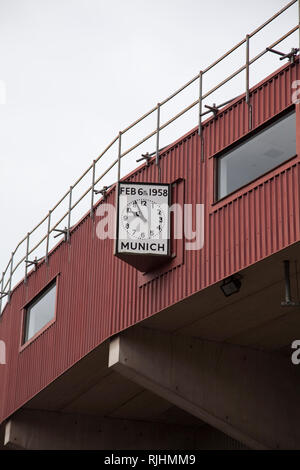 Der Manchester United Munich air Disaster commemorative Uhr in der südöstlichen Ecke von Old Trafford Fußball Stadion. Stockfoto