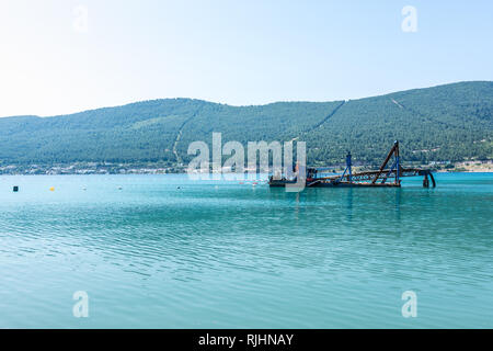 Güvercinlik/Bodrum, Türkei - 30. April 2016: Floating Baggerarbeiten Maschine arbeiten am Strand renourishment Stockfoto