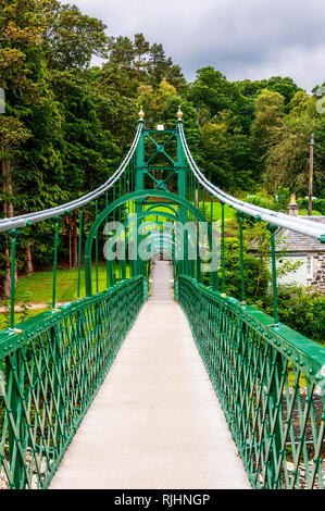 Die grün lackiert Fahrwerk Fußgängerbrücke über den Fluss Tummel konstruiert hat finialised Pylonen und Gitter Brüstungen mit Girder span von Kabeln. Stockfoto