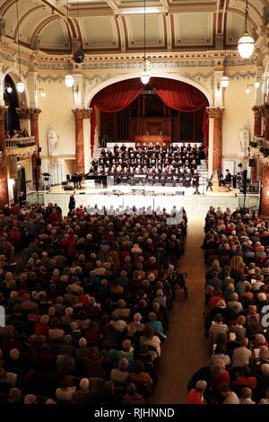 Innenraum der Cheltenham Town Hall während Gloucestershire Föderation der Women's Institute Weihnachtskonzert in Cheltenham Town Hall Bild von Antony Stockfoto