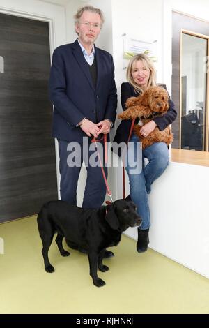 Julia und Hans Rausing mit ihren Hunden Sybille, die schwarzen Lab, und Billy. Julia und Hans Rausing besuchen Sie die rspca South Cotswolds Zweig Cotswolds Hunde Stockfoto