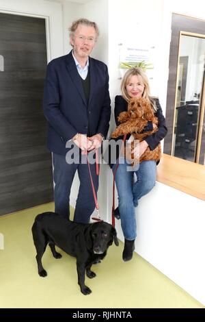 Julia und Hans Rausing mit ihren Hunden Sybille, die schwarzen Lab, und Billy. Julia und Hans Rausing besuchen Sie die rspca South Cotswolds Zweig Cotswolds Hunde Stockfoto