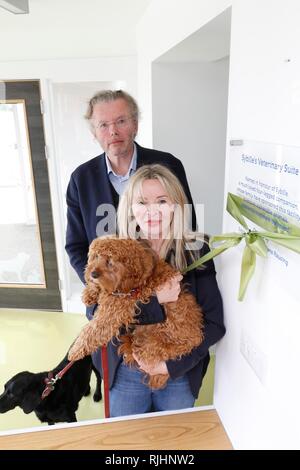 Julia und Hans Rausing mit ihren Hunden Sybille, die schwarzen Lab, und Billy. Julia und Hans Rausing besuchen Sie die rspca South Cotswolds Zweig Cotswolds Hunde Stockfoto