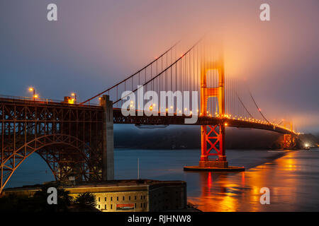 Golden Gate Bridge im Nebel und Fort Point National Historic Site, San Francisco, Kalifornien, USA Stockfoto