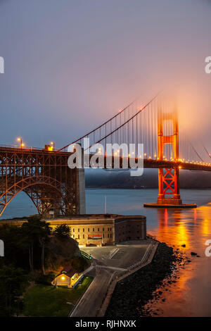 Golden Gate Bridge im Nebel und Fort Point National Historic Site, San Francisco, Kalifornien, USA Stockfoto