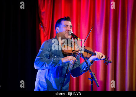 Kanadisches Folk Band, Vishten im Konzert, das Live Zimmer, Saltaire, West Yorkshire. Pascal Miousse Violine. Stockfoto