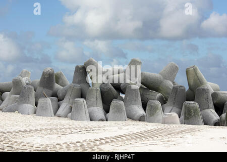 Tetrapods aus Beton schützen den Strand auf der Insel Sylt, Deutschland Stockfoto