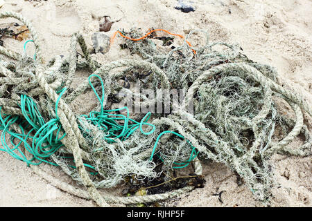 Rückstände von Seilen und Netzen an der Nordsee Stockfoto