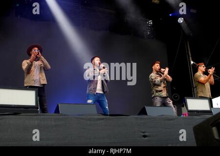 Junge Band, Blau auf der Bühne mit, die an der Grandslam 2018: Sommer der Schritte Tour, mit den Schritten, die LCI-Bahn Stadion, Cheltenham - 26. Mai 2018 Stockfoto