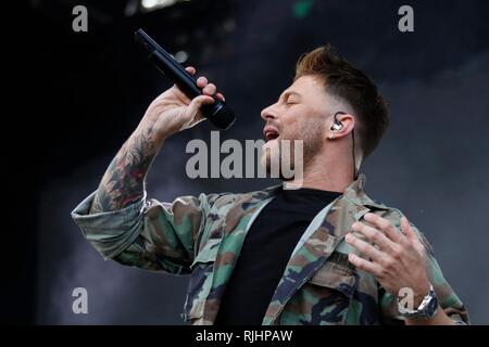 Junge Band, Blau auf der Bühne mit, die an der Grandslam 2018: Sommer der Schritte Tour, mit den Schritten, die LCI-Bahn Stadion, Cheltenham - 26. Mai 2018 Stockfoto