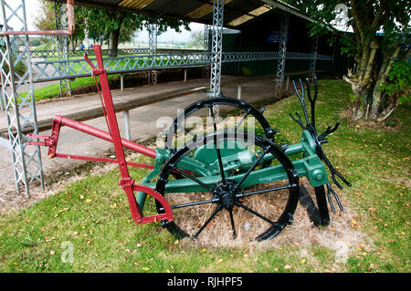 Eine alte renovierte und neu potato Digger ruht auf dem Gras unter anderen landwirtschaftlichen Maschinen in der Nähe der Schmiede in Gretna Green lackiert Stockfoto