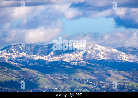 Blick in Richtung Mt Hamilton und der Lick Observatory Gebäude an einem sonnigen Wintertag; grüne Hügel im Vordergrund und schneebedeckten Gipfeln in der backgrou Stockfoto