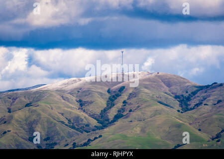 Blick Richtung Denkmal Peak an einem kalten Wintertag; einige noch Schnee auf dem Boden; Sturm Wolken am Himmel; South San Francisco Bay Area, C Stockfoto