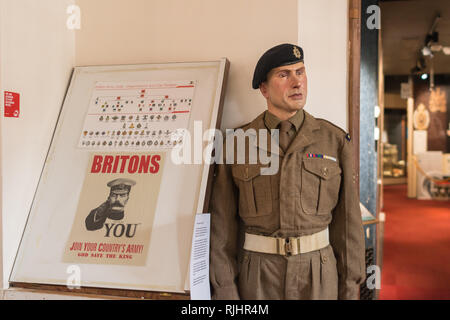 In Aldershot Military Museum - Modell eines Soldaten neben einer alten Welt krieg ich vintage Armee Rekrutierung Plakat mit Lord Kitchener Stockfoto