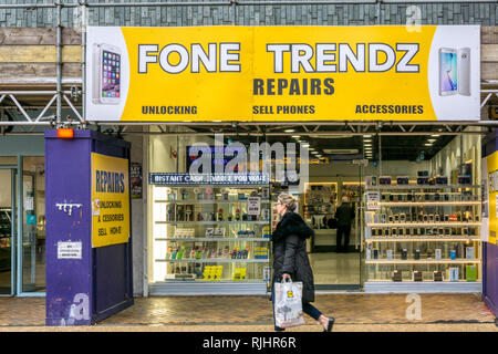 Fone Friseursalon ein Handy Reparatur und Verkauf Shop in Bromley High Street, London. Stockfoto