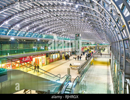 Turin, Italien - 1. Januar 2019. Reisende in der Aula der Bahn vom Bahnhof Porta Susa entfernt. Turin, Piemont, Italien. Stockfoto