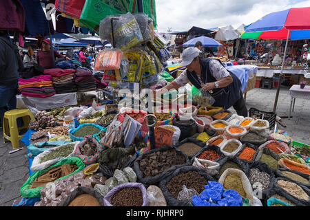 Otavalo, Ecuador - 23. September 2018: einem Straßenhändler verkaufen lokal Gewürze und Kräuter im Samstag Open-Air-Markt Stockfoto