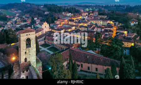 Italien, Lombardei, Cavriana, Mantua, das Schloss und die Stadt bei Nacht Standard Stockfoto