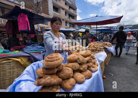 Otavalo, Ecuador - 23. September 2018: einem Straßenhändler verkaufen lokal Brot im Samstag Open-Air-Markt Stockfoto