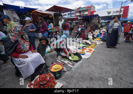 Otavalo, Ecuador - 23. September 2018: einem Straßenhändler verkaufen lokal angebautem Obst und Gemüse im Samstag Open-Air-Markt Stockfoto