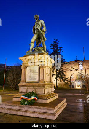 Denkmal für Pietro Micca mit dem Mastio della Cittadella im Hintergrund im Giardino Andrea Guglielminetti Garten. Turin, Piemont, Italien. Stockfoto