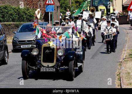 Andy Morgan-Watts in Issy, seine 1927 Austin Clifton, die woolaston Karnevalsumzug, Gloucestershire. - 30. Juni 2018 Bild von Andrew Higgins Stockfoto