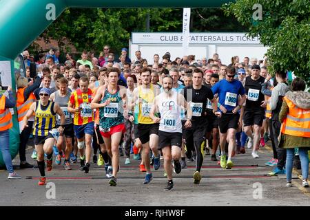 Die 10k-Start am Cheltenham Herausforderung, Halbmarathon, 10-k und 5k laufen, Fall, an der Rennbahn Cheltenham, Gloucestershire. 17. Juni 2018 P Stockfoto