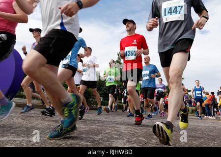 Die 10k-Start am Cheltenham Herausforderung, Halbmarathon, 10-k und 5k laufen, Fall, an der Rennbahn Cheltenham, Gloucestershire. 17. Juni 2018 P Stockfoto