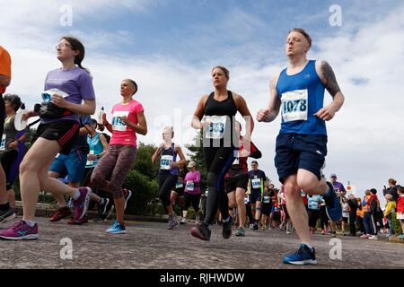 Die 10k-Start am Cheltenham Herausforderung, Halbmarathon, 10-k und 5k laufen, Fall, an der Rennbahn Cheltenham, Gloucestershire. 17. Juni 2018 P Stockfoto