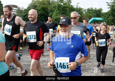 Die 10k-Start am Cheltenham Herausforderung, Halbmarathon, 10-k und 5k laufen, Fall, an der Rennbahn Cheltenham, Gloucestershire. 17. Juni 2018 P Stockfoto