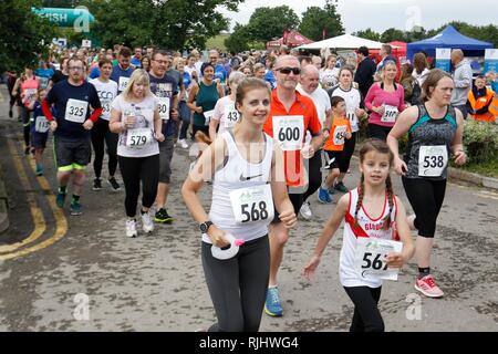 Der 5k Race Start am Cheltenham Herausforderung, Halbmarathon, 10-k und 5k laufen, Fall, an der Rennbahn Cheltenham, Gloucestershire. 17. Juni 2018 Pi Stockfoto