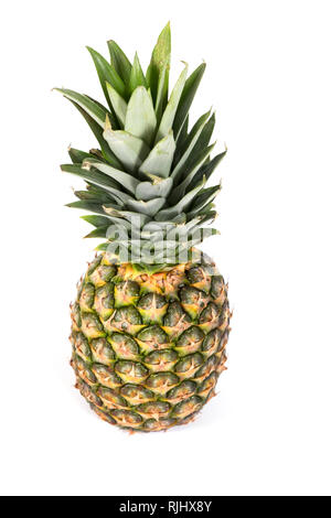 Reife und Frische Ananas auf weißem Hintergrund Stockfoto