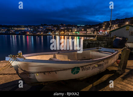 Wollen sie hier im Februar auf St. Ives Wharf Road wurden auf eine schöne Nacht noch mit Lichtern auf dem Meer spiegeln Stockfoto