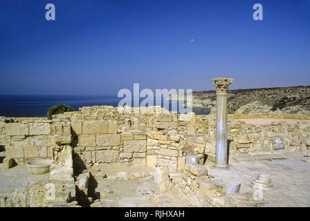 5. Jahrhundert Basilika, antiken Kourion, Episkopi, Limassol, Zypern: Ruinen und einem einsamen Korinthischen Säule gegen das Blau des Mittelmeers Stockfoto